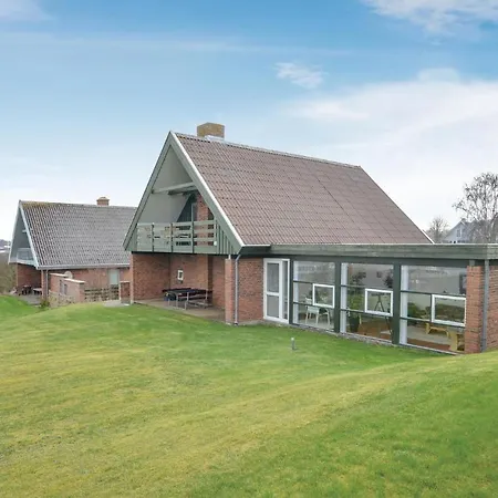 Feriehus Three-bedroom Holiday In *
