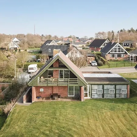 Three-bedroom Holiday In